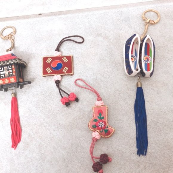 NEW korean Keychain Souvenir - Picture 3 of 6